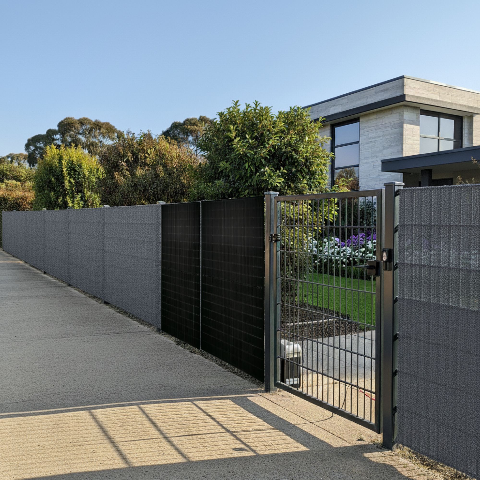 10 m Solarzaun in Anthrazit (RAL 7016) mit Gartentor und Sichtschutzstreifen